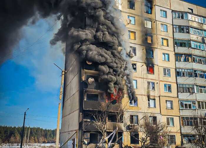 Окупанти обстріляли Куп’янську громаду, загорілася багатоповерхівка