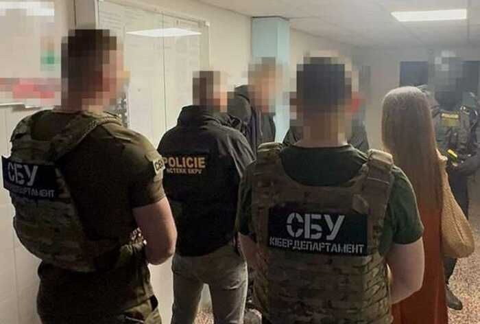 Міжнародну банду хакерів, яка атакувала банківські рахунки, викрили в Україні та Чехії
