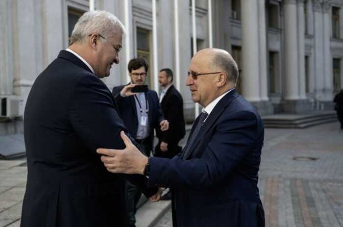 Київ відвідав єврокомісар з оборони