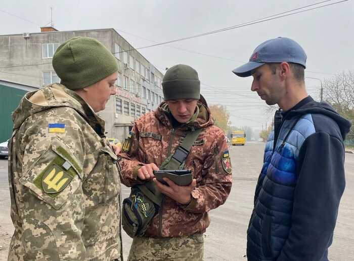 На Львівщині восьмеро чоловіків побили майданівця та добровольця, який працював у ТЦК