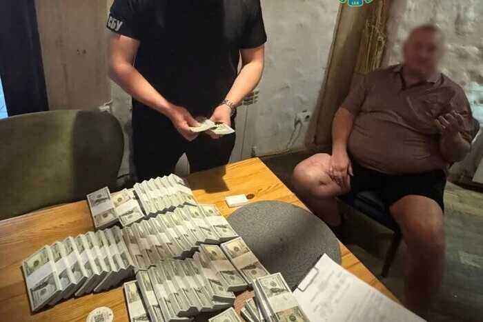У Києві затримали двох осіб, які за 500 тисяч доларів нібито обіцяли посаду директора держпідприємства НААН