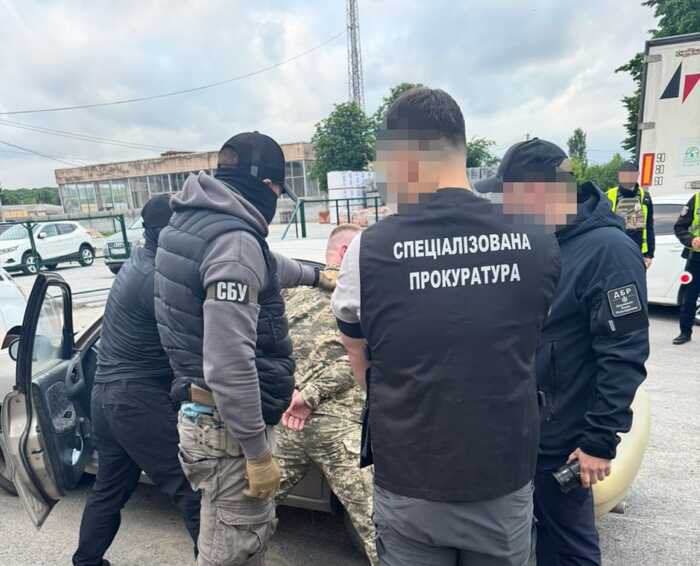 Втеча за 4 тисячі доларів: правоохоронець влаштував ухилянту "тур" до Молдови на надувному матраці