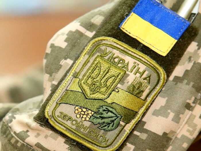 У Києві чоловік намагався втекти від працівників ТЦК і застряг у вікні автобуса