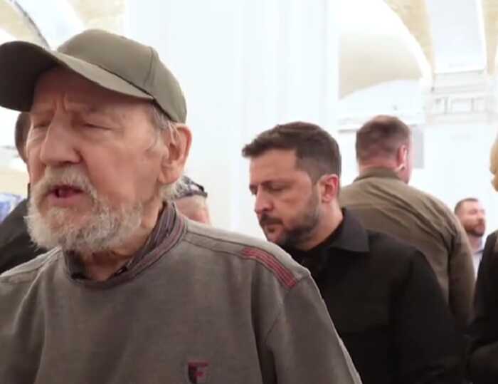«Як усі — без винятків»: у мережі розчулилися через відео із Зеленським у черзі позаду дідуся