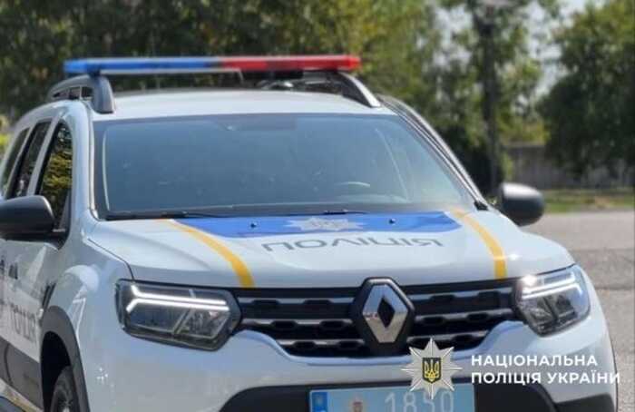У Харкові п’яна 19-річна дівчина вдарила патрульного склянкою по голові: поліцейського госпіталізовано