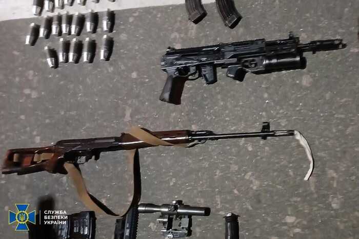 В Україні затримано шістьох осіб, які намагалися продати трофейну зброю