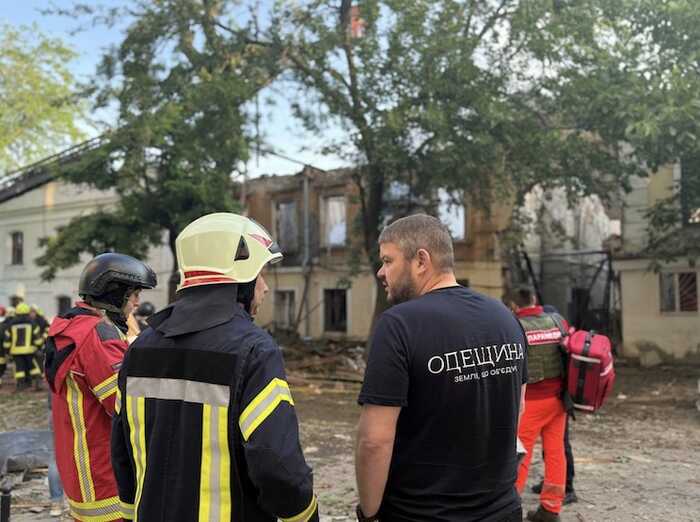 Внаслідок масованого удару російських дронів по Одесі, є руйнування та поранені