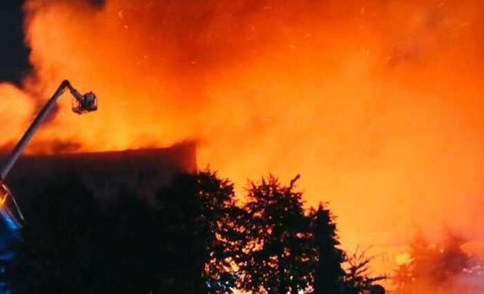 У мережі оприлюднили відео потужної пожежі у Києві після атаки РФ