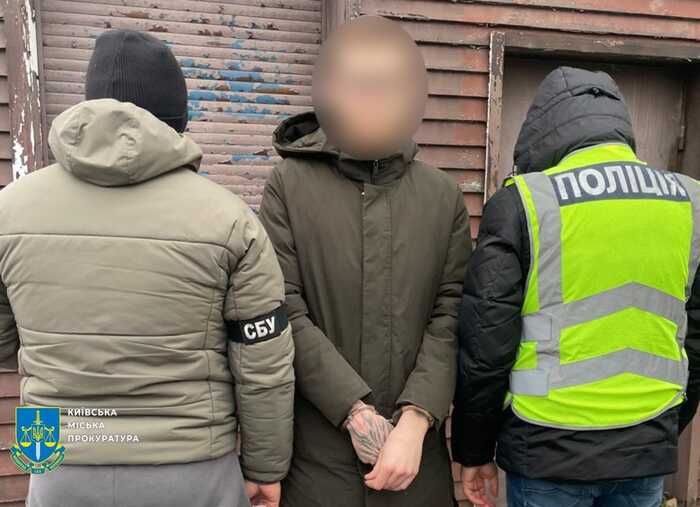 У Києві СБУ викрила ворожих агентів, які намагались встановити вибухівку біля військової частини