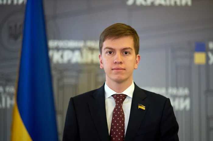 Нардеп Артем Кунаєв орендує квартиру свого батька за бюджетні кошти — водночас родина отримала 900 мільйонів від «Мотор Січі»