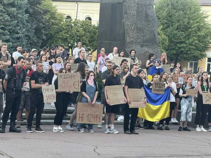 "Руки геть від НАБУ і САП": у Житомирі люди протестують проти скандального закону
