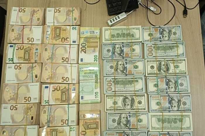 Прикордонники вилучили велику суму валюти у чоловіка на кордоні