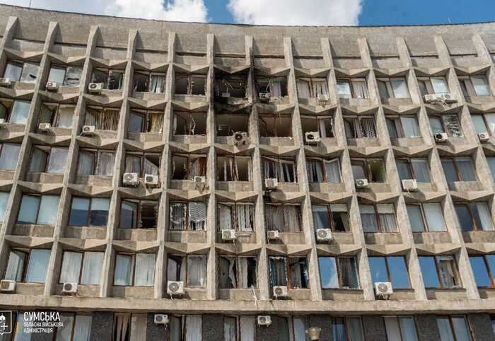Російський дрон влучив у центр Сум: пошкоджено будівлю ОДА