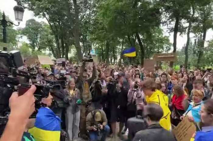 Мітинг під Радою: демонстранти згорнули акцію після прийняття закону щодо НАБУ та САП