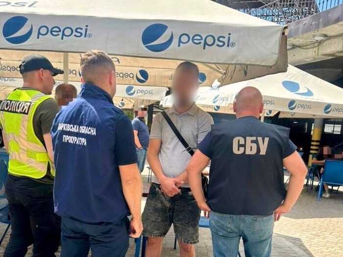У Харкові затримали чоловіка, який вимагав 8000 доларів за виключення з військового обліку
